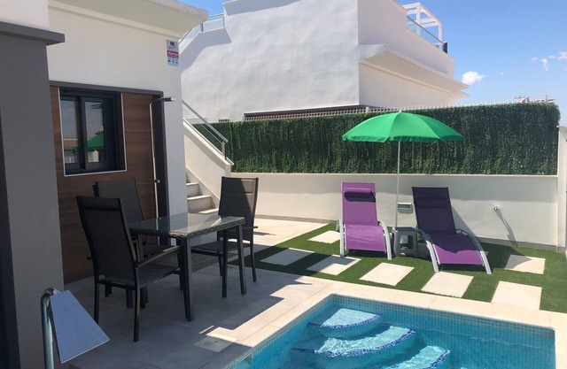 Villa with private heated pool, free wifi, solarium & baby mat