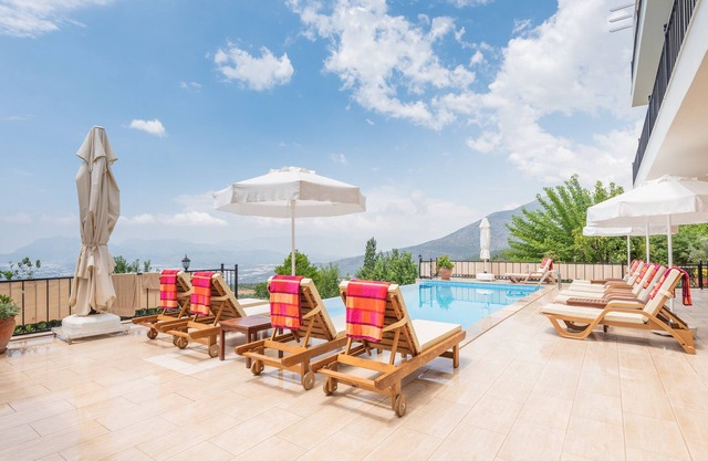 Villa With Private Infinity Pool, Spectacular Views Of The Sea And Mountain