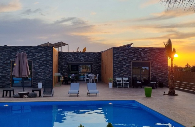 Villa with private swimming pool between sea and mountains