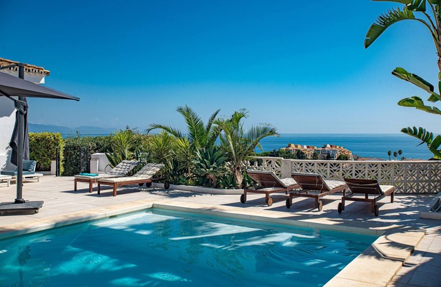 Villa with sea view, easy beach access, private heated pool