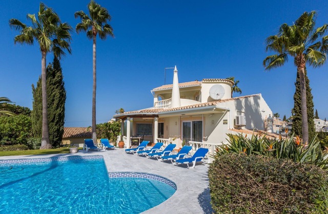 Villa with sea views in a wonderful garden