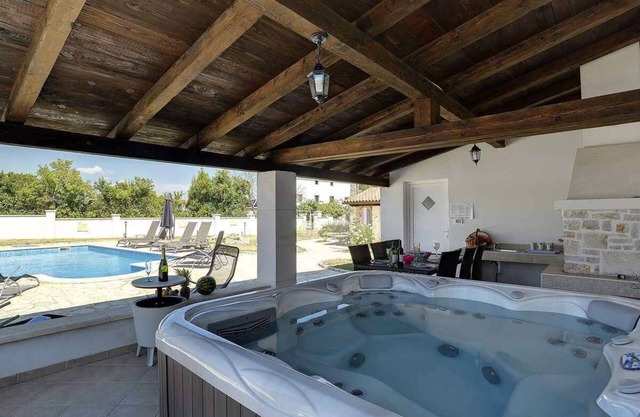 Villa with swimming pool and jacuzzi