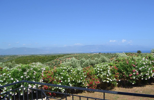 Villa with terraces and large garden, sea and mountain views - 5mn from the beach