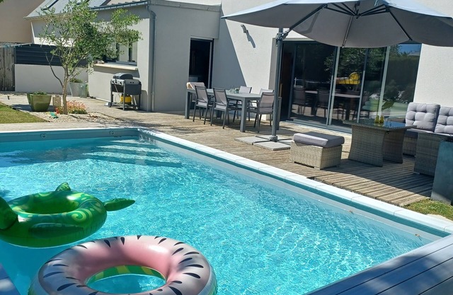 Village center, 3 km from sandy beaches, contemporary with heated pool