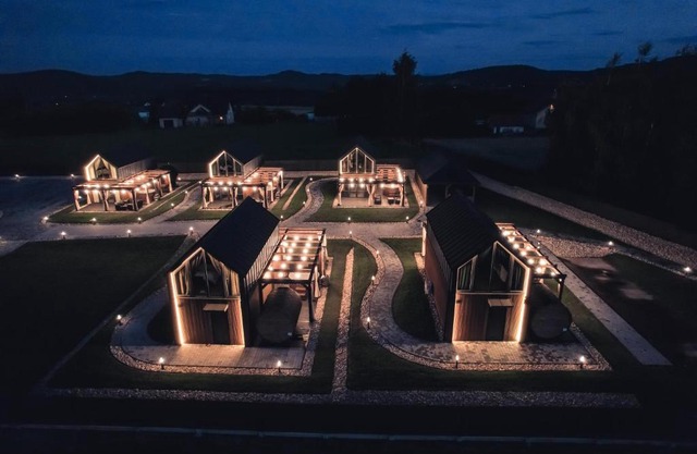 VILLAGE RESORT Sauna & Jacuzzi & Netflix