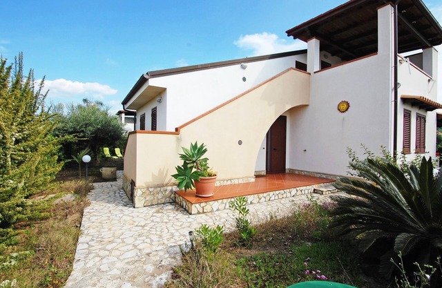 VILLECEFALU. Veranda, Terrace, 3 Bedrooms, 3 Bathrooms.