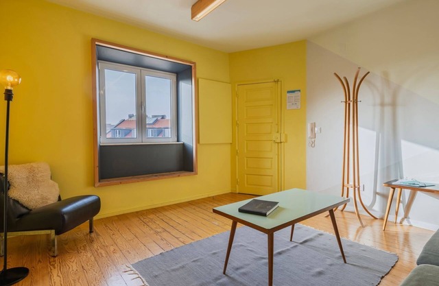 Vintage w/Castle View Apartment by LovelyStay