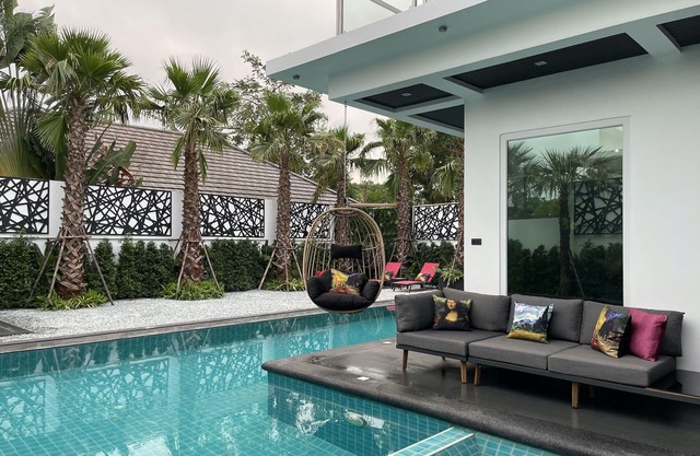 VIP Lotus Pool Villa Pattaya, Grand 8 bedroom Villa with Private Pool and Sauna