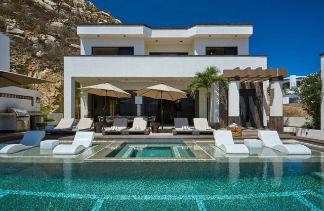 Vista Pedregal Villa: Sleeps 22