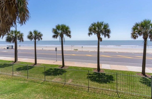 Vitamin Sea @ The Dawn, Beach front 2 BR Condo