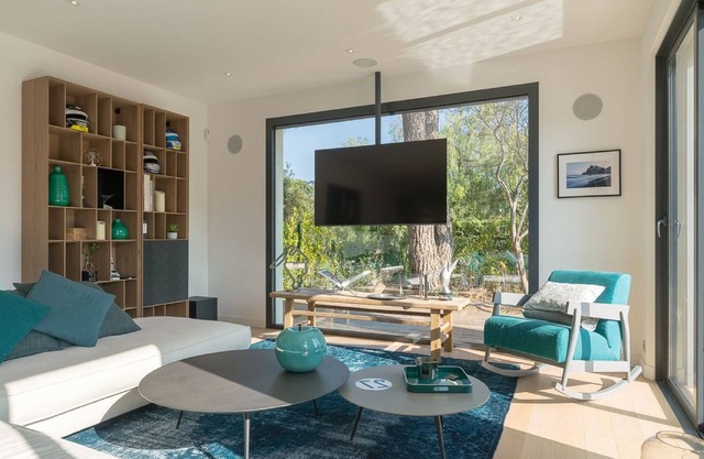 Vivenda Espaçosa com Piscina Aquecida Mt-discreta