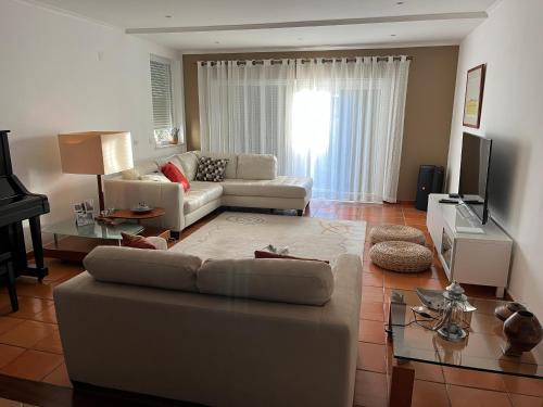 Vivenda espaçosa com jardim e churrasqueira