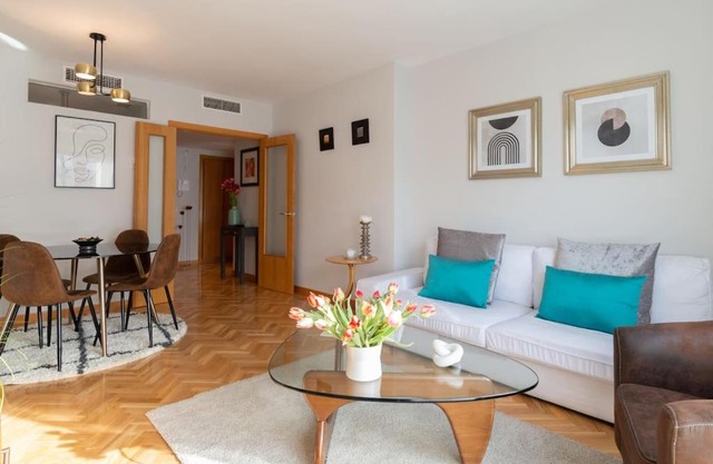 Vivienda con zona de trabajo, piscina y parking