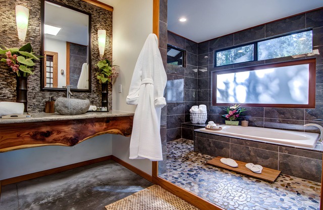 Volcano Tea House Cottage - Spa Bath, Hot Tub, and Fireplace with Japanese Decor