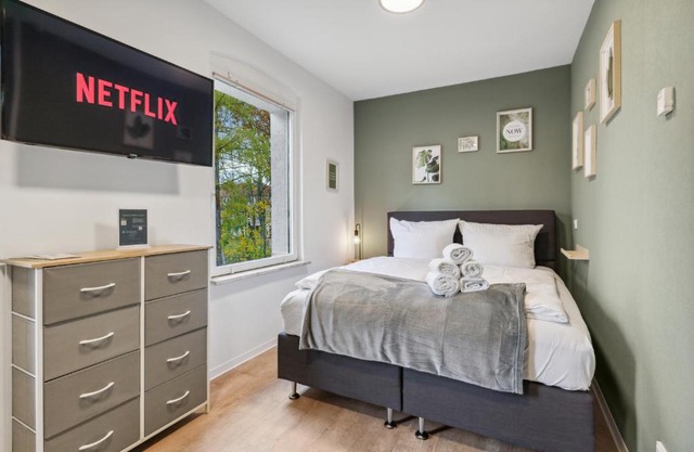 Vorstadtoase - 3 Personen - Apartment mit Queensize-Bett, Badewanne, Schlafcouch, Parken, Netflix, Nähe BER