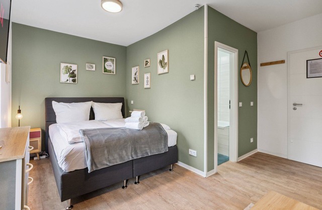 Vorstadtoase für 3 - Badewanne, Queensize-Bett, Netflix, Parken, Nähe BER