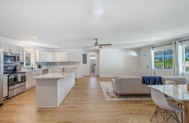 Wahiawa 4BR - Sleeps 8, WiFi, A/C + Dole & Beach