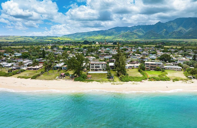 Waialua Beachfront Estate: Ocean Views w/Private Pool/Cabana! Steps to Beach