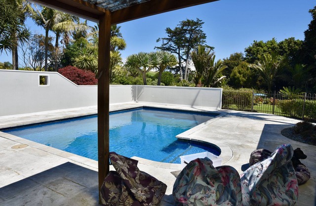 WAINUI GARDEN HIDEAWAY a little gem in a garden oasis.n