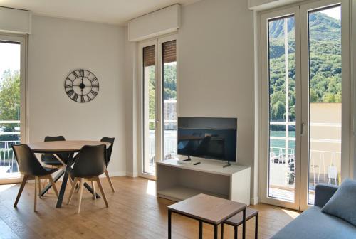 Wake of the lake - bright waterfront apartment