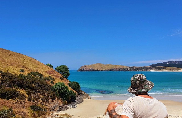 Wake to the sound of the beach! 5min walk to the water