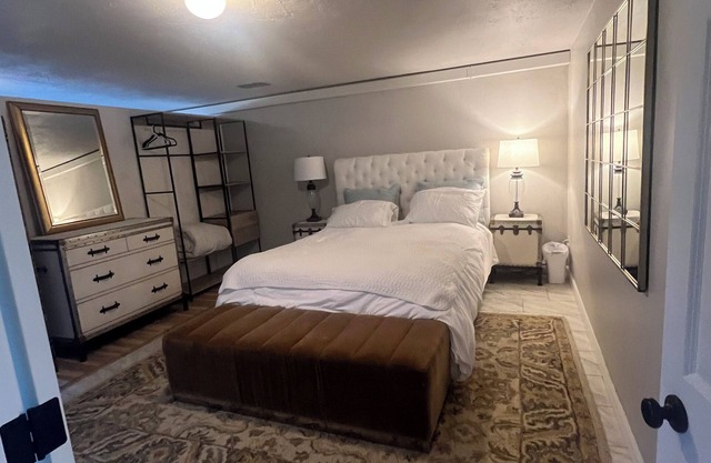 Wake up to Sunshine: Charming 3-bedroom house with AC, WiFi in lovely West Salem