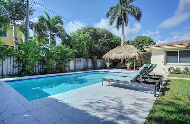 Walk to Beach & Restaurants! 4BR Heated, Salt Water Pool with Tiki Hut!