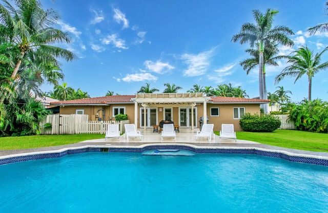 Walk to Beach Luxury 5BR/3BA Villa Hollywood Lakes