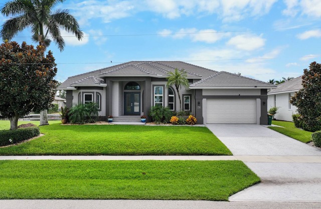 Walk to beach waterfront home w/pool, spa & kayaks