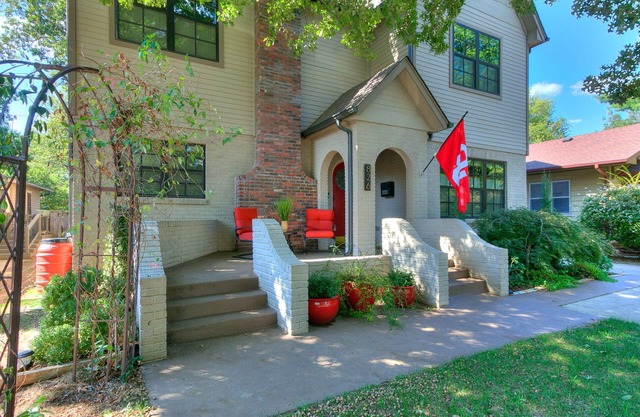 Walk to campus! nLuxurious 5-bedroom house with pool, hot tub & game room!