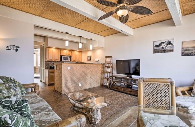 Walk to Charming Kailua Village. Kailua Bay View. Lanai. AC. King Bed. Pool.