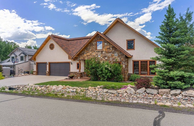 Walk to Downtown! Hot Tub! Garage Parking!