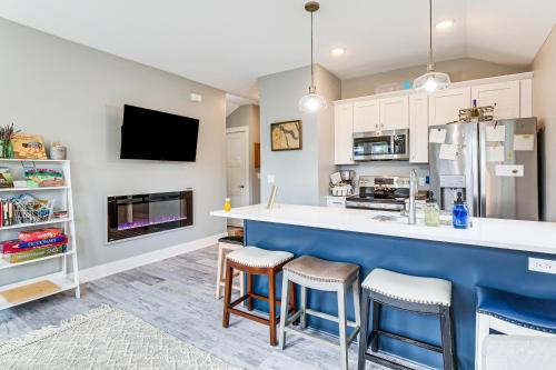 Walk to Dtwn Charlevoix Condo with Fireplace