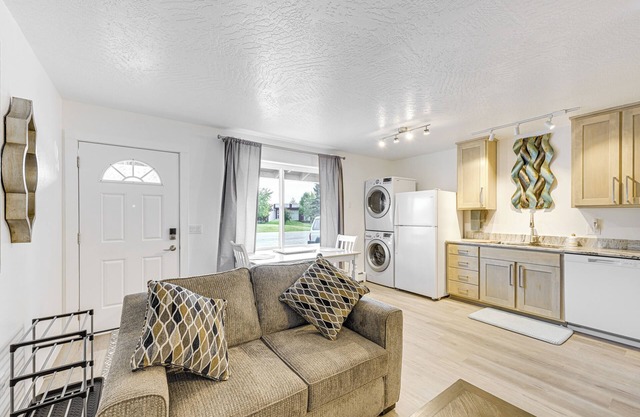 Walk to Parks: Snug Soldotna Sanctuary!