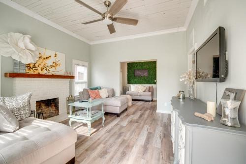 Walk to River and Shops Downtown Dunnellon Escape