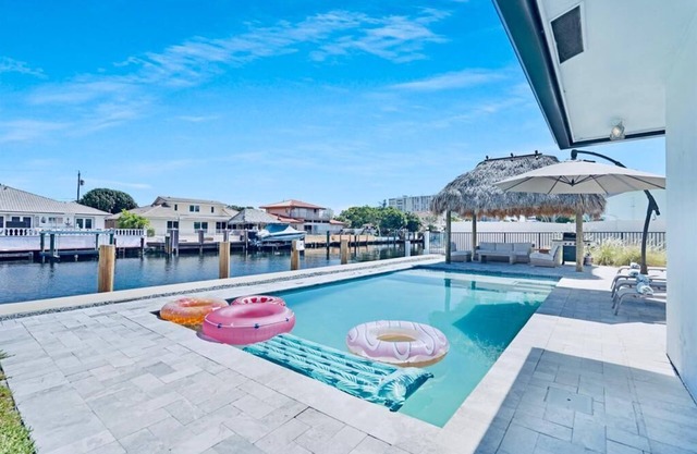 Walk to the Beach! Managed by BNR Vacation Rentals