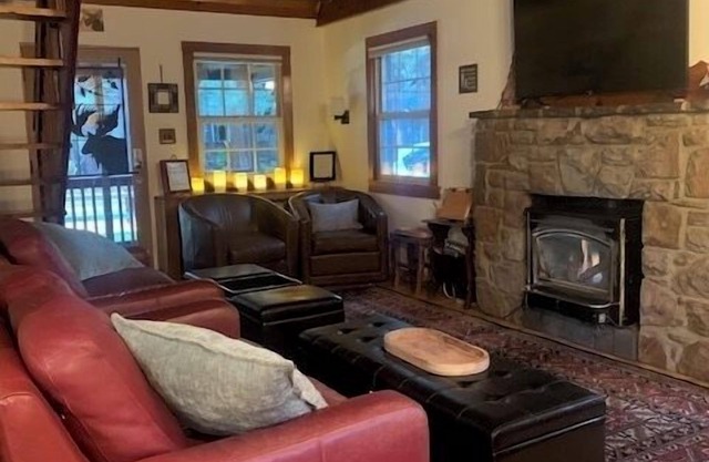 Walk to the LAKE! “Naughty but Nice" Knotty-Pine Cabin