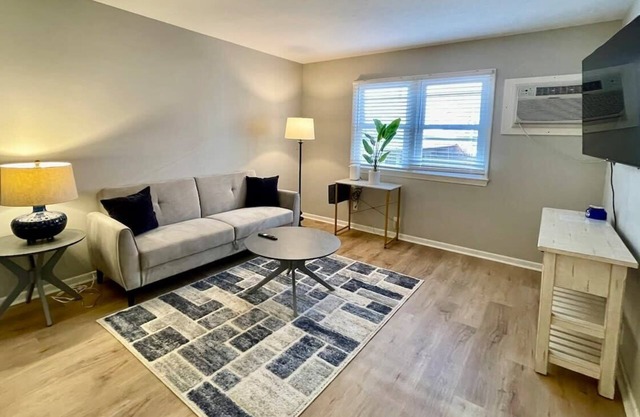 Walk to UNMC, Free Parking, Cozy Escape