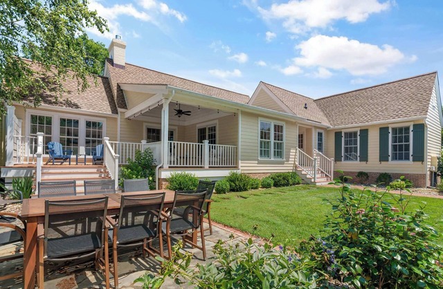 Walk to Waterfront Cozy Oxford Cottage