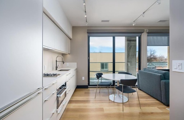 Walk Trendy Tennyson From Our Flat &Roof Top Patio