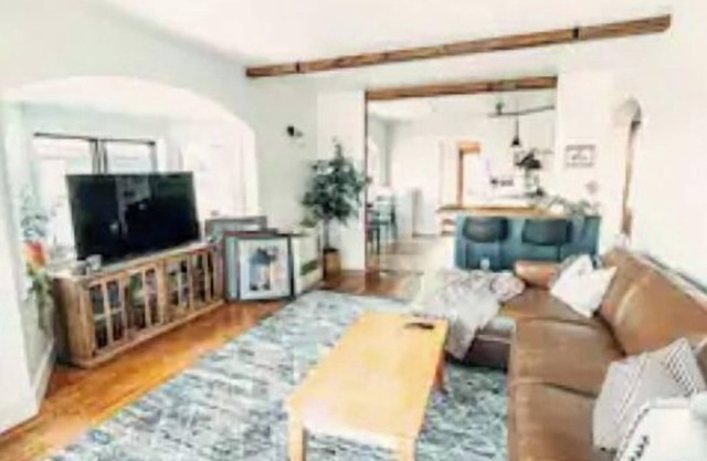 Walkable 3 Bedroom Duplex with private Hot Tub, Porch, and Scenic Views