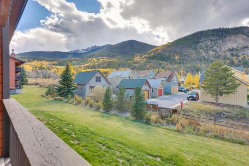 Walkable Frisco Condo Mtn Views and Shared Hot Tub!