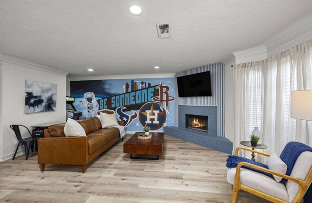 Walkable Montrose 2BR | Houston Mural | Sleeps 9