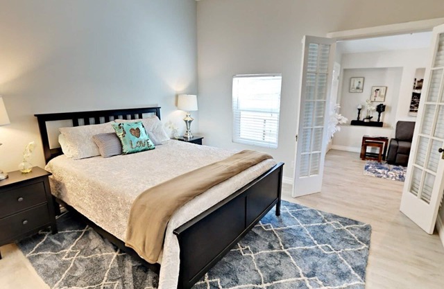 Walkable to Downtown, NEW Jacuzzi, Fire pit, Outdoor Kitchen w Built in BBQ