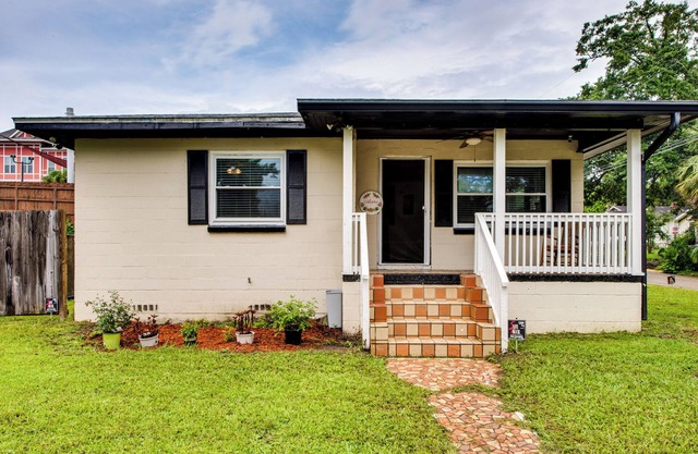 Walkable to FSU Campus: Cozy Retreat w/Deck!