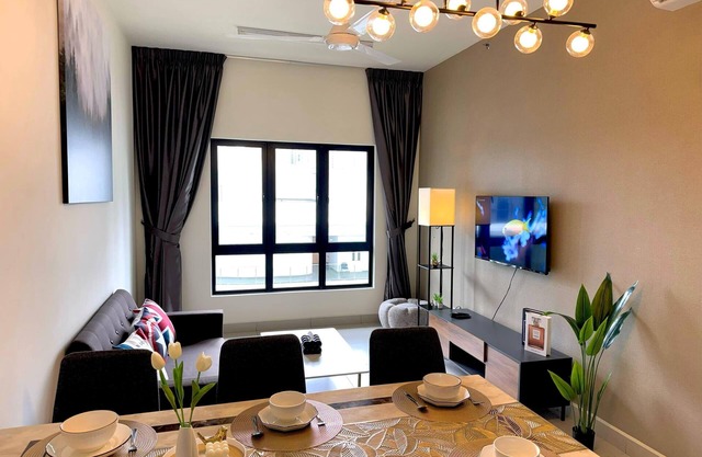 Walking distance to the University of Cyberjaya. Family-sized condo for 4Pax!