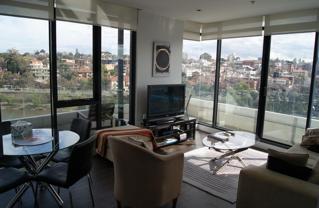 Walking distance to vibrant Swan Street and city sporting precinct