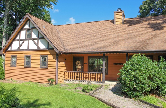 Warm and Welcoming Chalet in Burnsville