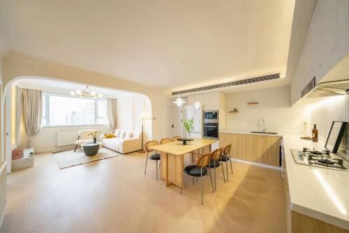 Warm Four Bedroom Apartment with Huangpu River View