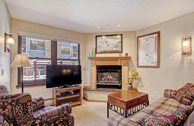 Warm , Inviting 1Br Winter Escape-Perfectly located Downtown by RedAwning